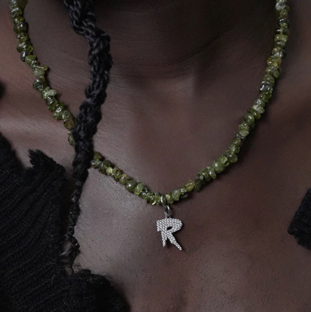 ALPHABET R NECKLACE IN SILVER WITH OLIVINE